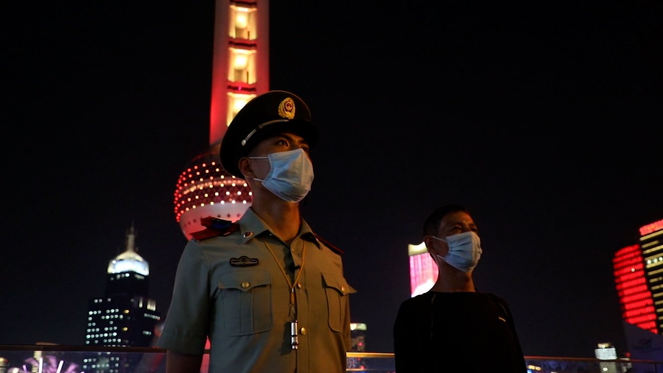 父亲陪武警儿子站岗儿子回敬军礼从面前走了3趟才敢确认