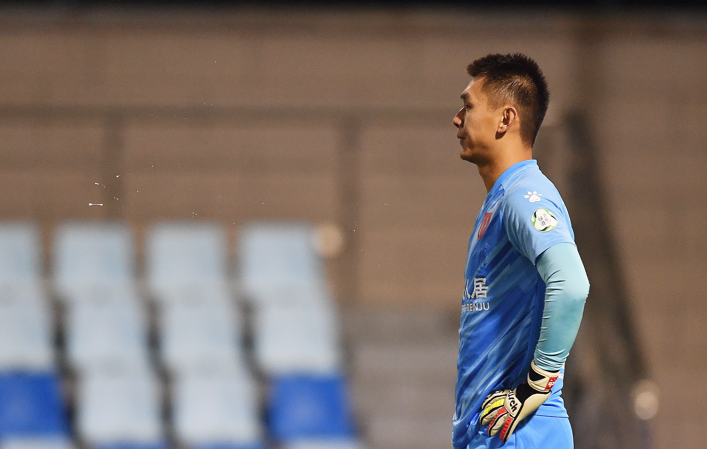 中甲赛场再现离奇失误成都蓉城门将张一诺手抛球扔进自家大门