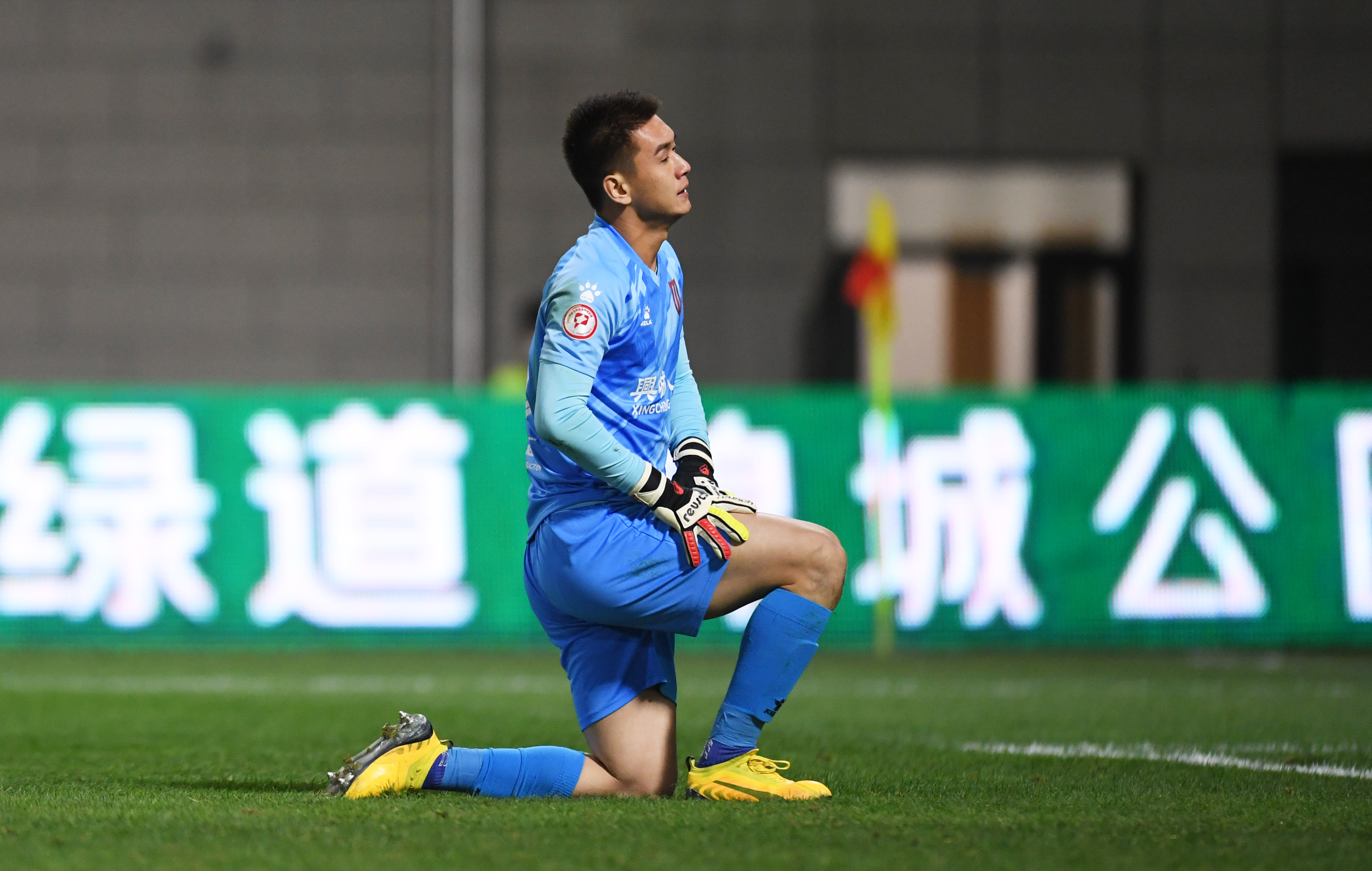 中甲赛场再现离奇失误 成都蓉城门将张一诺手抛球扔进自家大门-大象网