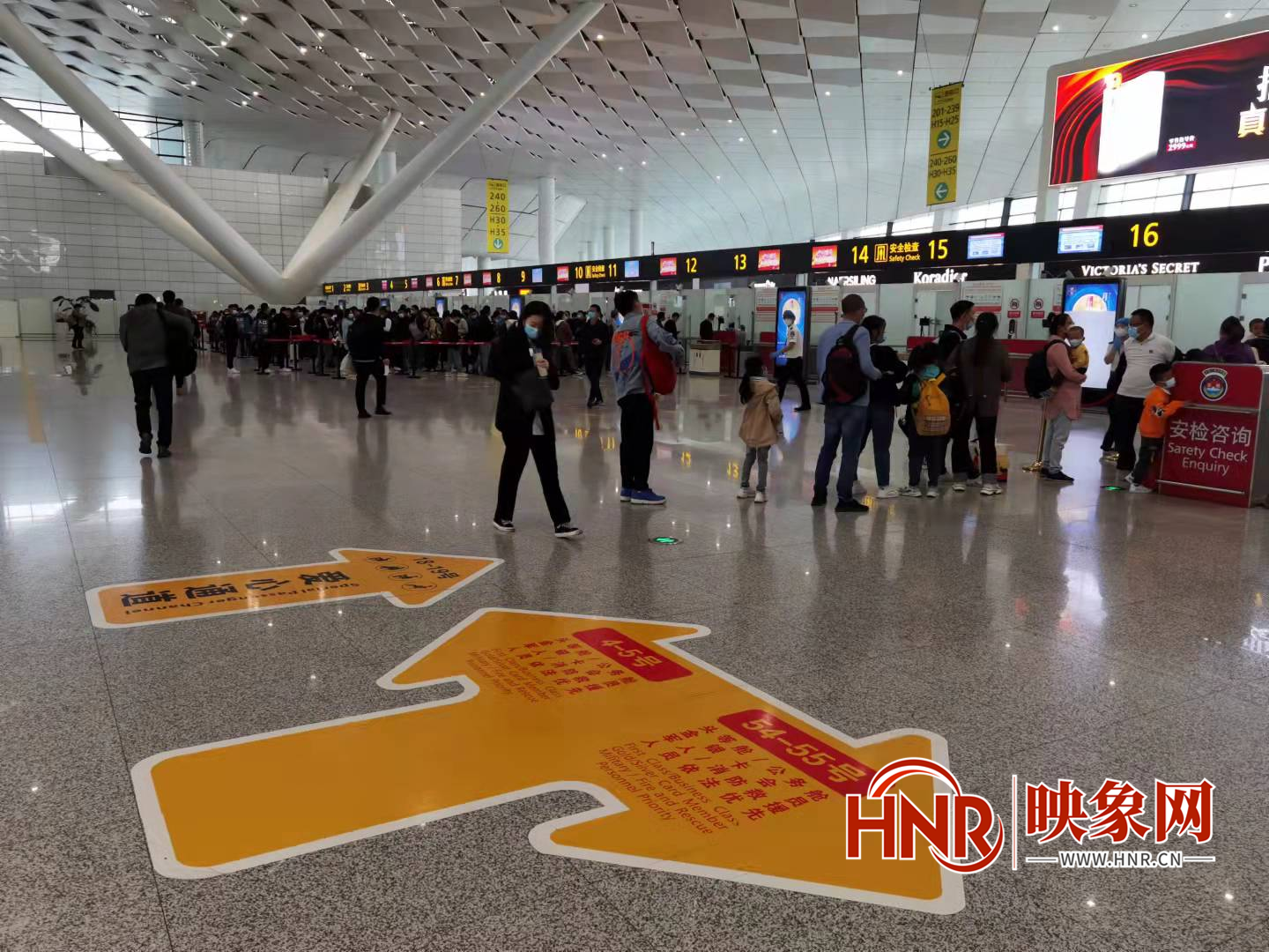 国庆假期郑州机场累计执行航班3400多架次 发送旅客超过40万人次