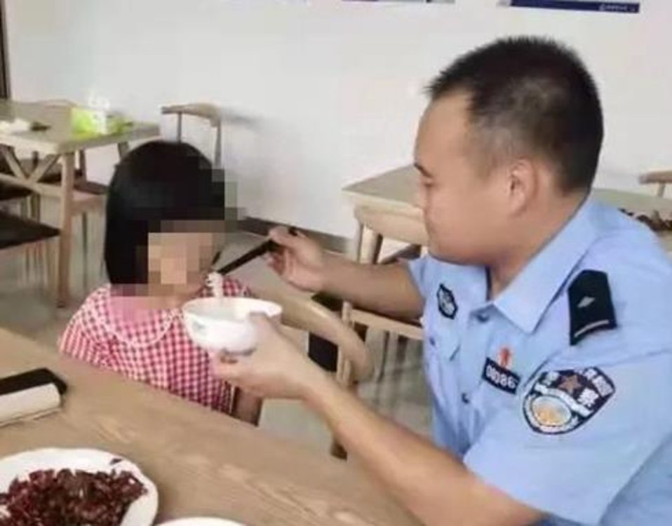 淅川民警化身“奶爸” 照顾走失女童
