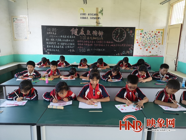西平县专探张坡小学开展绘画比赛