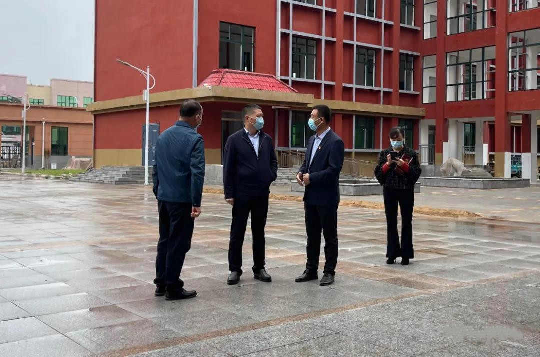 襄城县副县长张智勇到文昌小学西校区调研指导开学工作