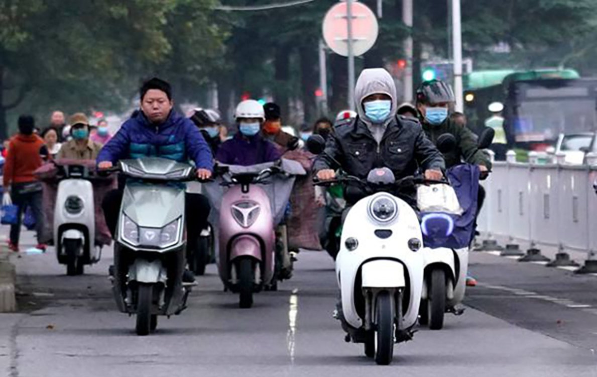 郑州一步“入冬”市民裹衣抵御断崖式降温