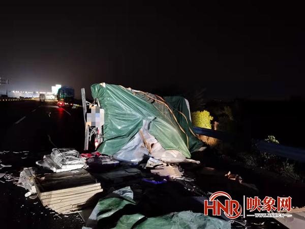 侧翻！大货车司机高速走神 撞上前车才惊醒