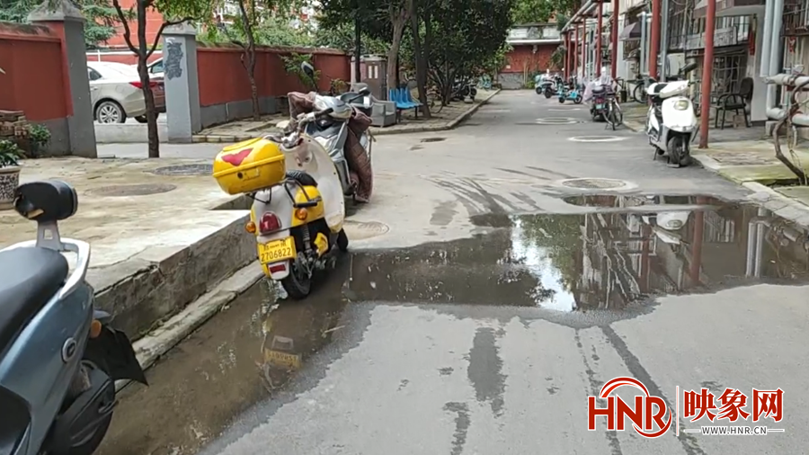 郑州一市民忘关水阀门 导致路面水流成河