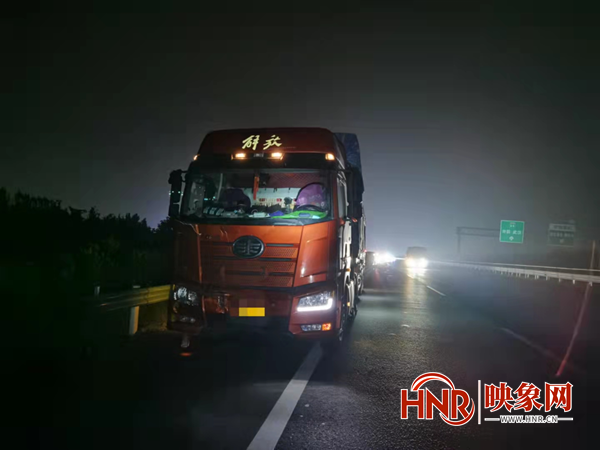 侧翻!大货车司机高速走神 撞上前车才惊醒