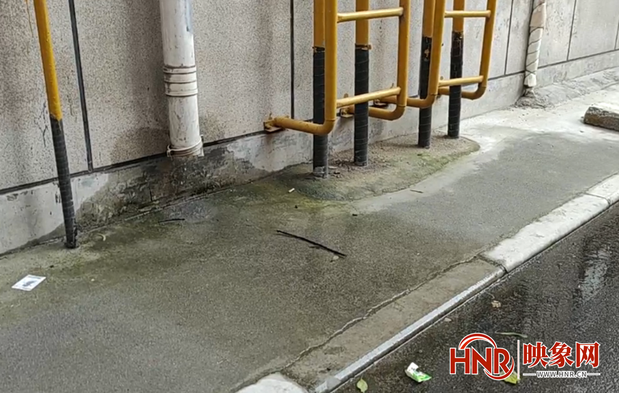 郑州一市民忘关水阀门 导致路面水流成河