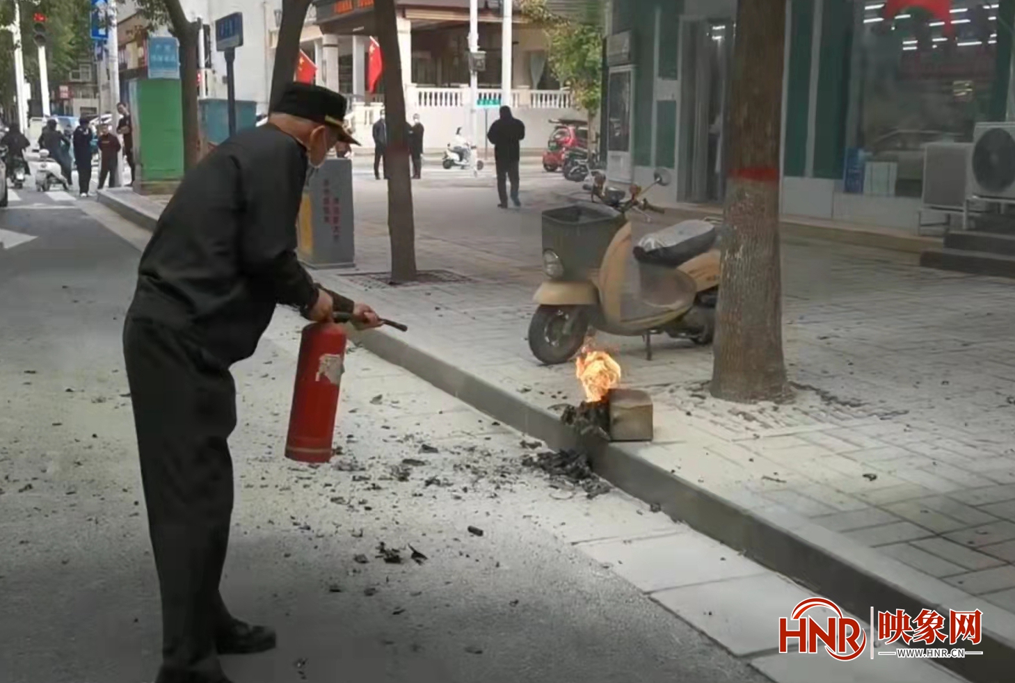 郑州市街头一电动车电池自燃起火 热心人拎着灭火器冲了上去