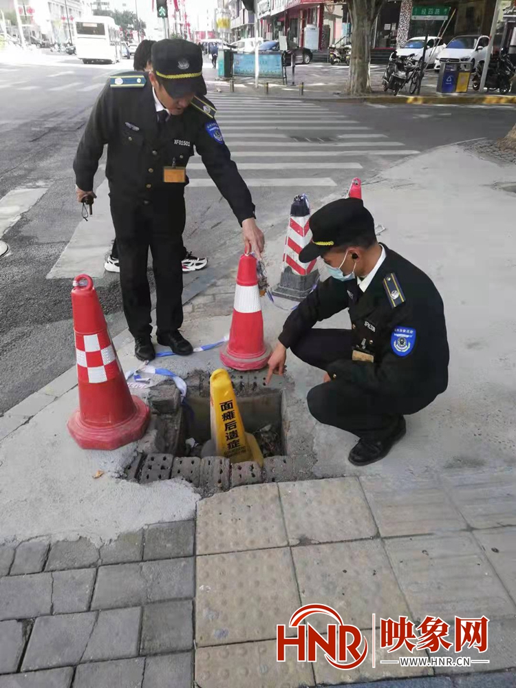 郑州：路面有坑磕伤市民 热心人及时排除险情