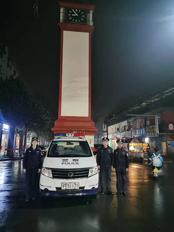 安阳市公安局殷都分局开展夜间巡逻 为群众托起“平安灯”