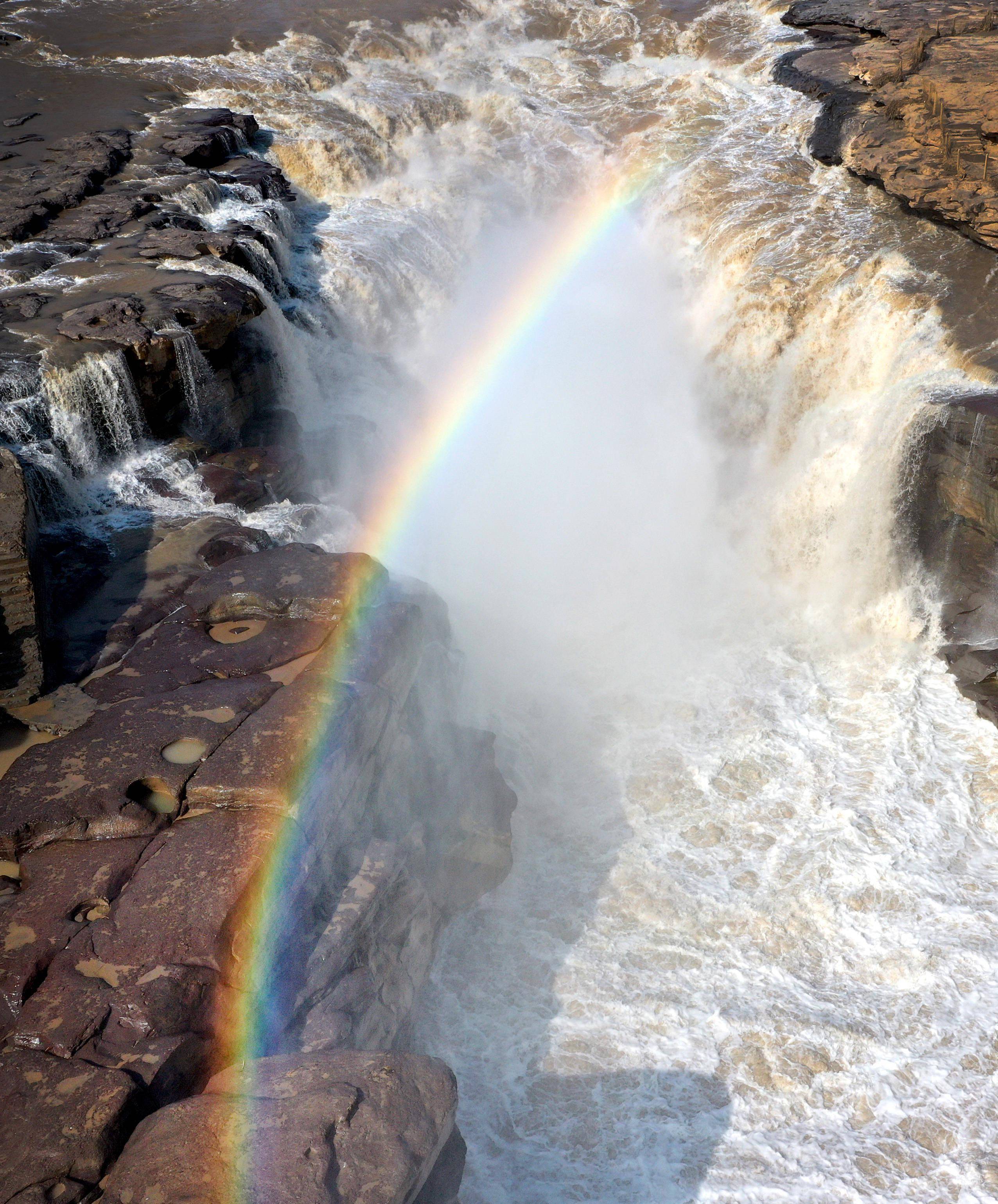 黄河壶口现"彩虹飞瀑"景观