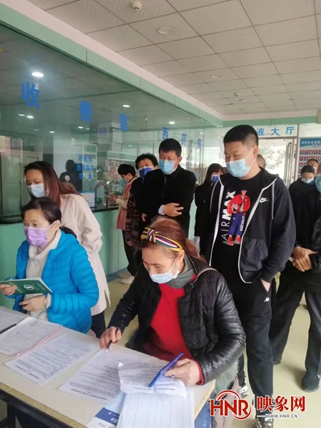 郑州多个基层社区有序开展新冠疫苗第三针接种工作
