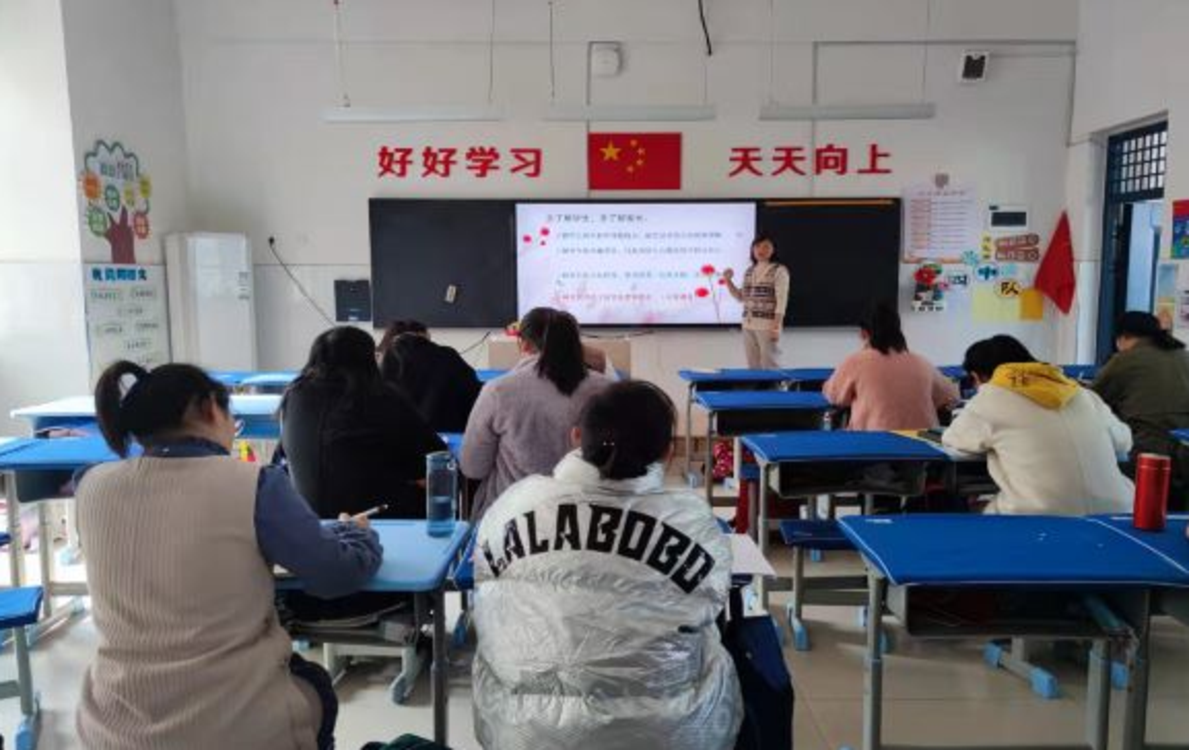 郑州市二七区先锋路小学开展班主任培训会