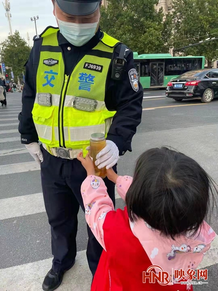天凉人心暖！郑州儿童志愿者走上街头 为户外劳动者送暖茶