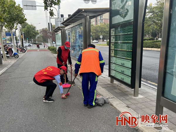 郑州公交志愿者走到街头 与环卫工人一起共度环卫工人节