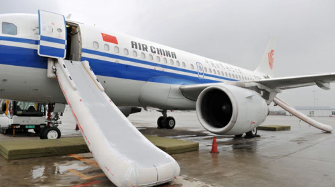 旅客因触碰安全门与空姐发生争执飞机安全门不能随便碰