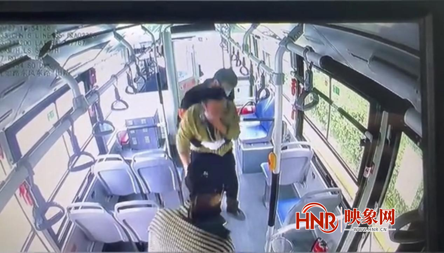 郑州一男子坐公交吃零食被噎到  车长紧急停车施救