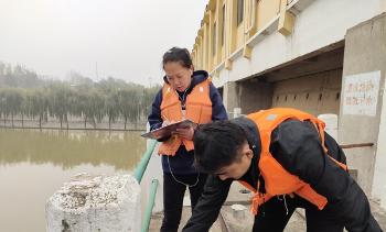 大汛面前父子兵 齐心协力保家园