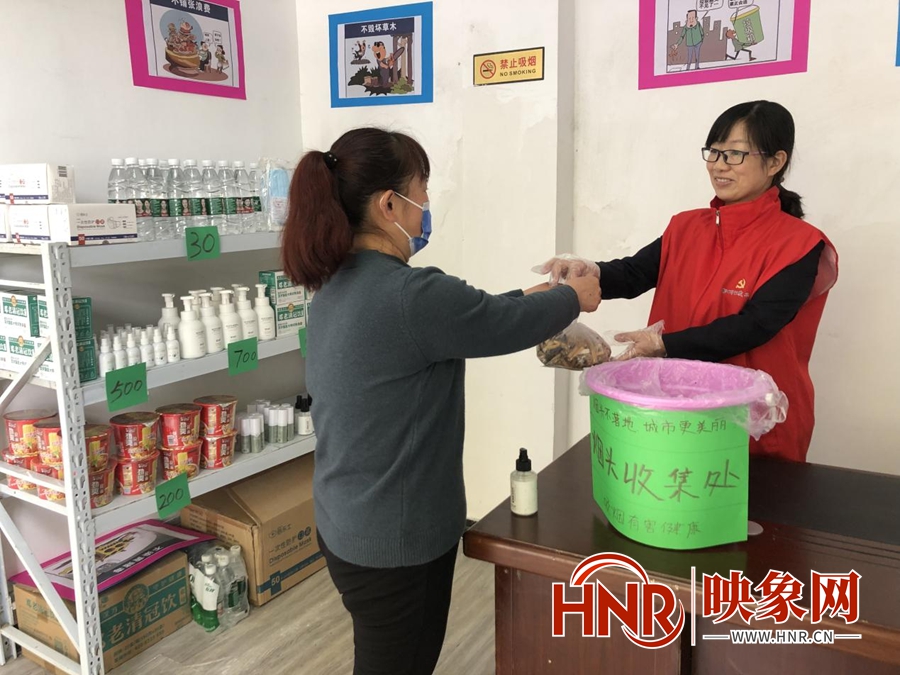 郑州公交有家“烟头银行” 捡烟头能“当钱花”