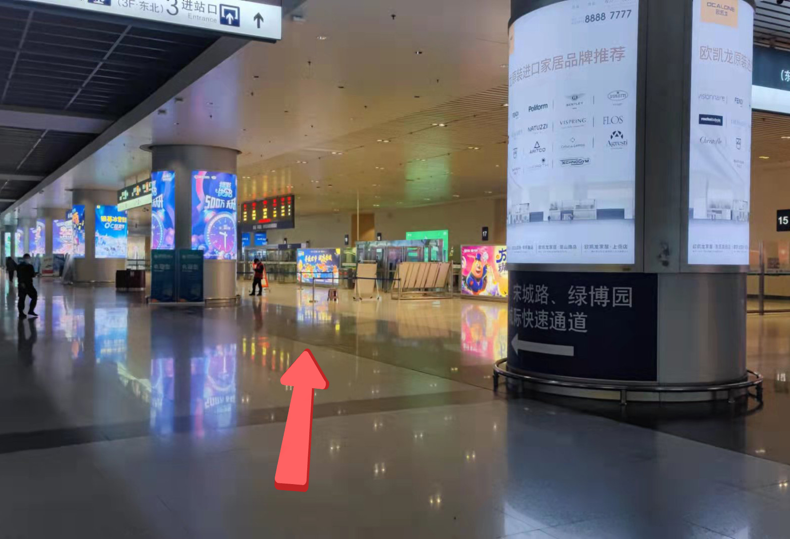 旅客到达郑州东站地铁站后,可从地铁d口或e口到达郑州东站一层,建议从