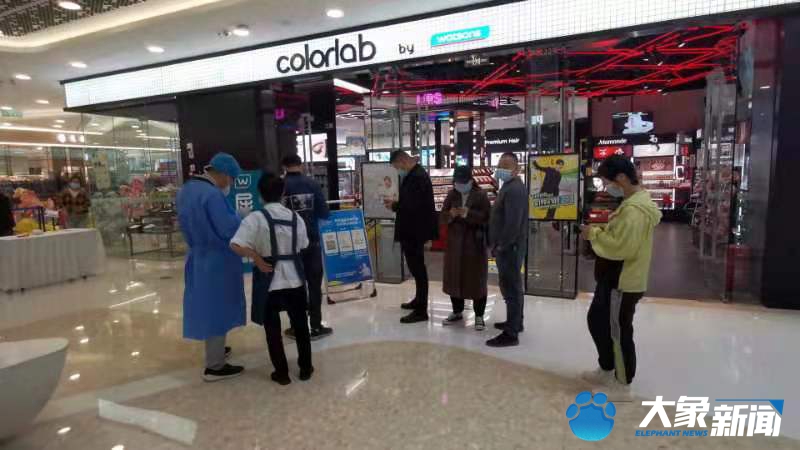 最新探访！郑州高新区万达正常营业 顾客免费核酸检测
