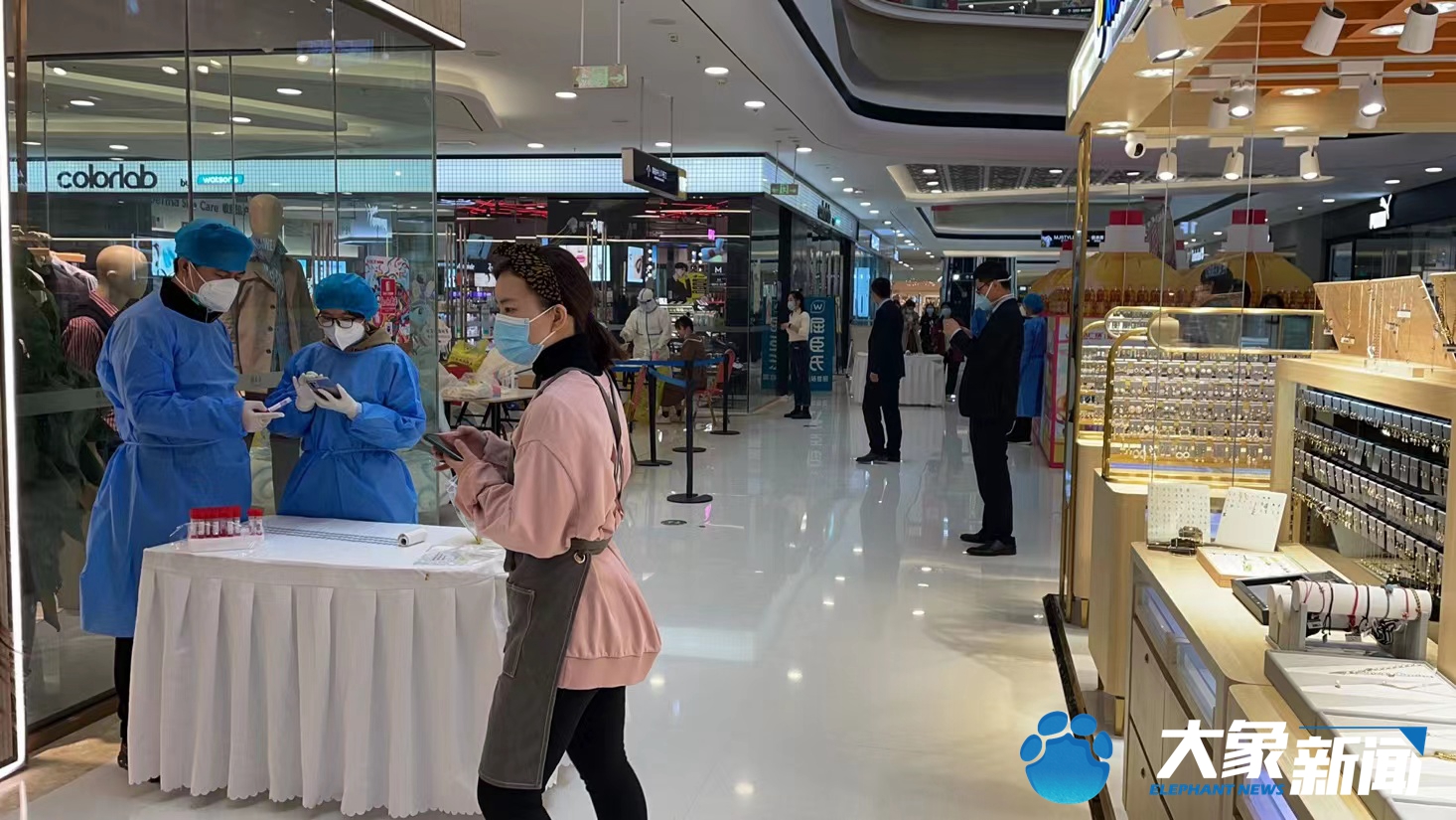 最新探访！郑州高新区万达正常营业 顾客免费核酸检测