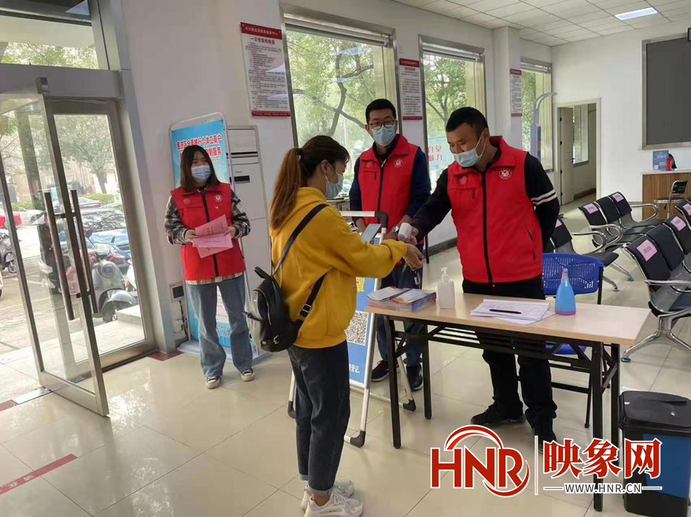 便民服务强使命 郑州市政志愿者走进社区为群众办实事