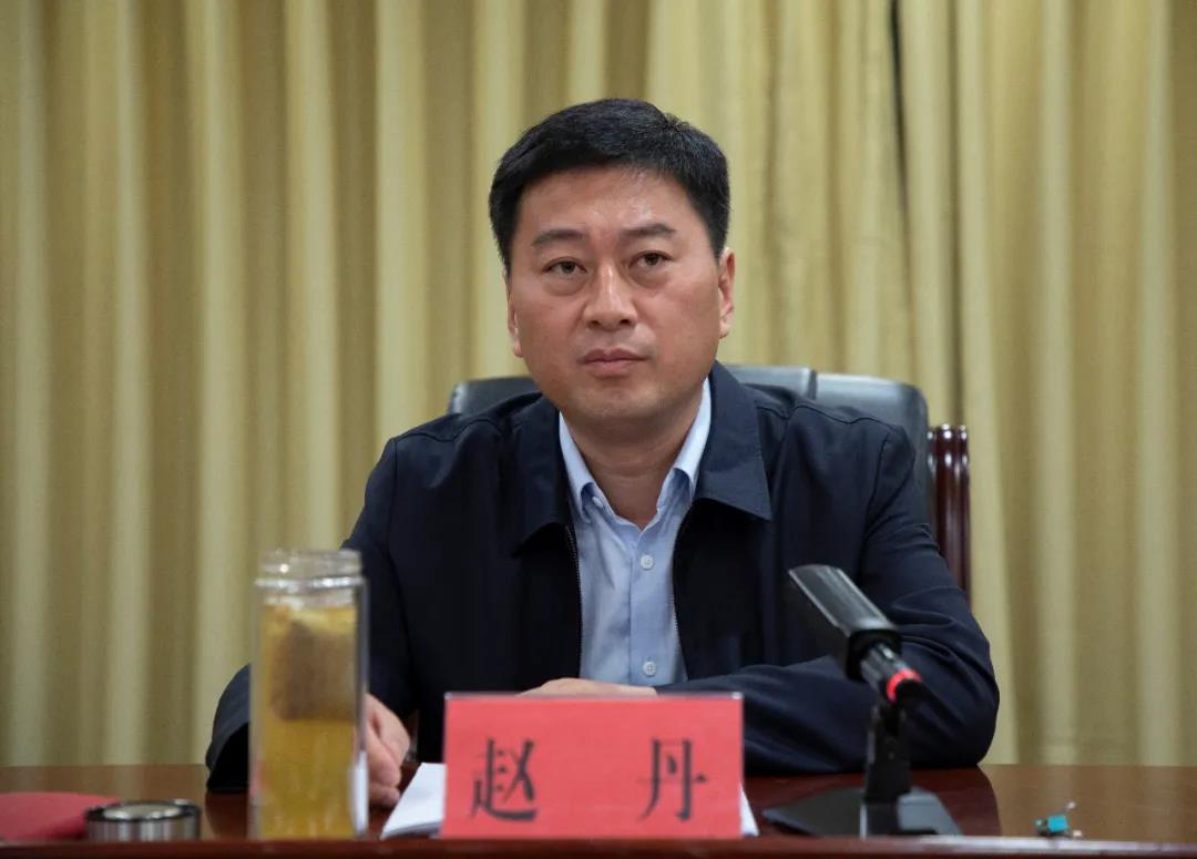 清丰县委副书记县长赵丹在夜校学习课堂给县级干部上专题党课