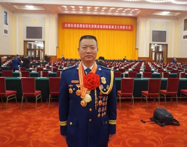 河南李隆被授予“一级英雄模范”荣誉称号