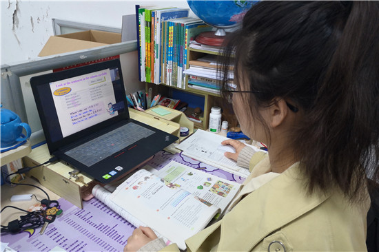 英语学科叶舒展老师正在线上授课