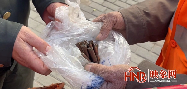 郑州：环卫工垃圾箱清出11发子弹 怕出意外第一时间上交