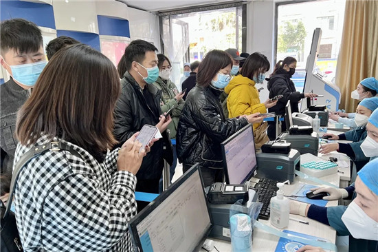 注意啦~排队时请勿拥挤,遵守"一米线"原则,请勿和他人聚堆聊天,听从