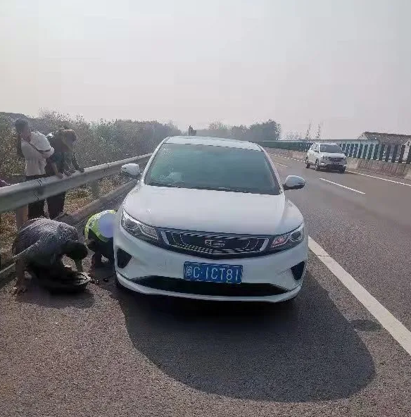 跪在冰冷路面为群众修车交警蜀黍的暖心举动温暖冬天的你