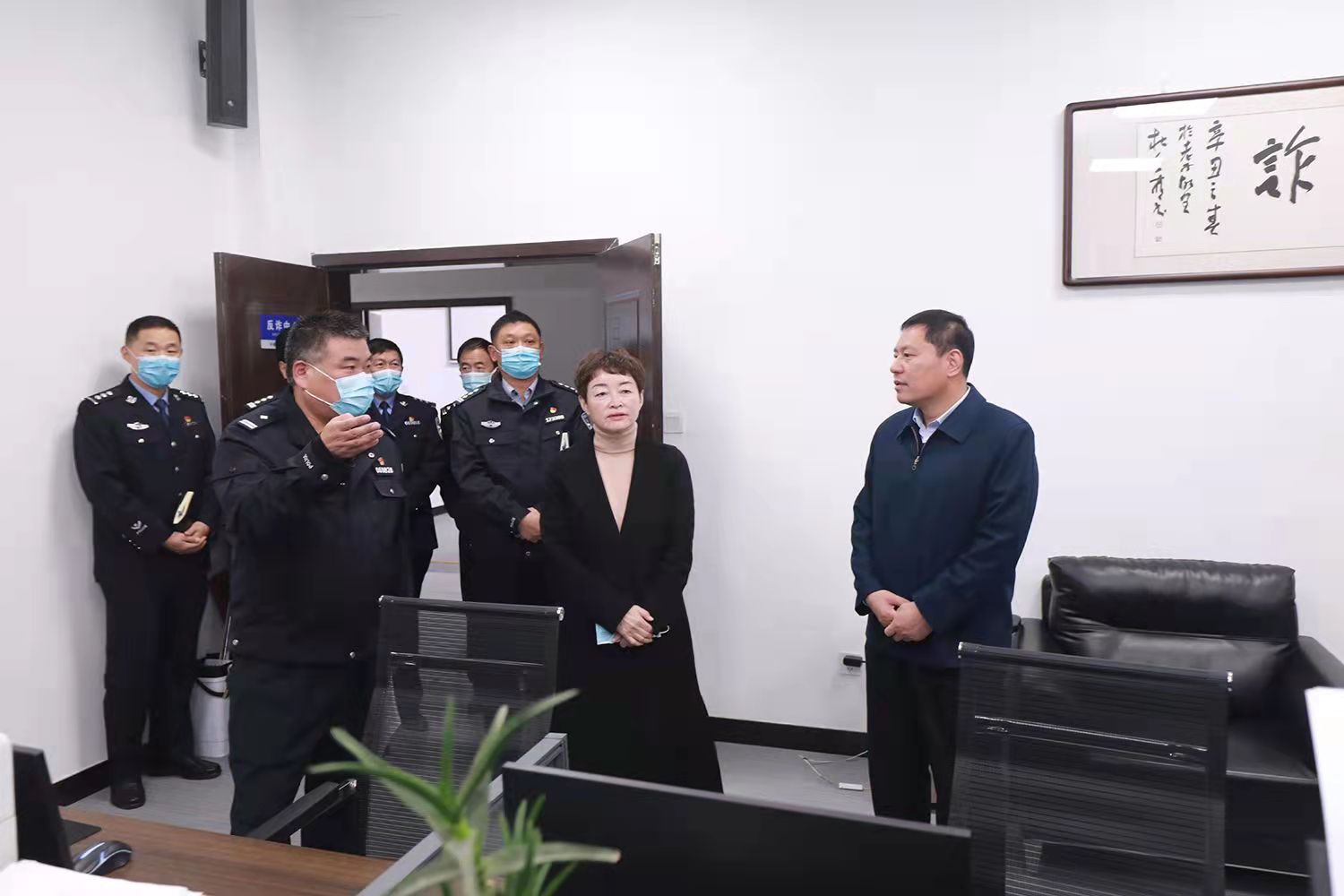 11月9日上午,郸城县委常委,政法委书记毛茹带领政法委副书记朱子凤,齐