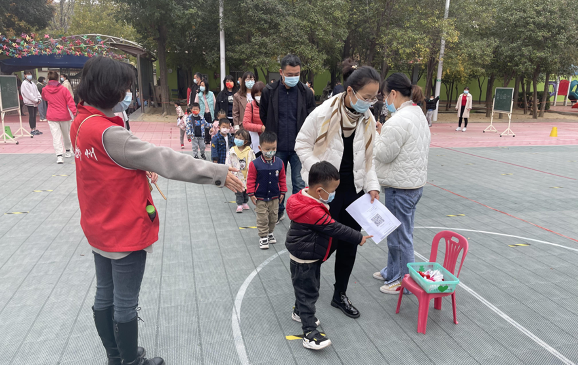 核酸检测进校园 郑州基层社区启动第二次核酸检测采样
