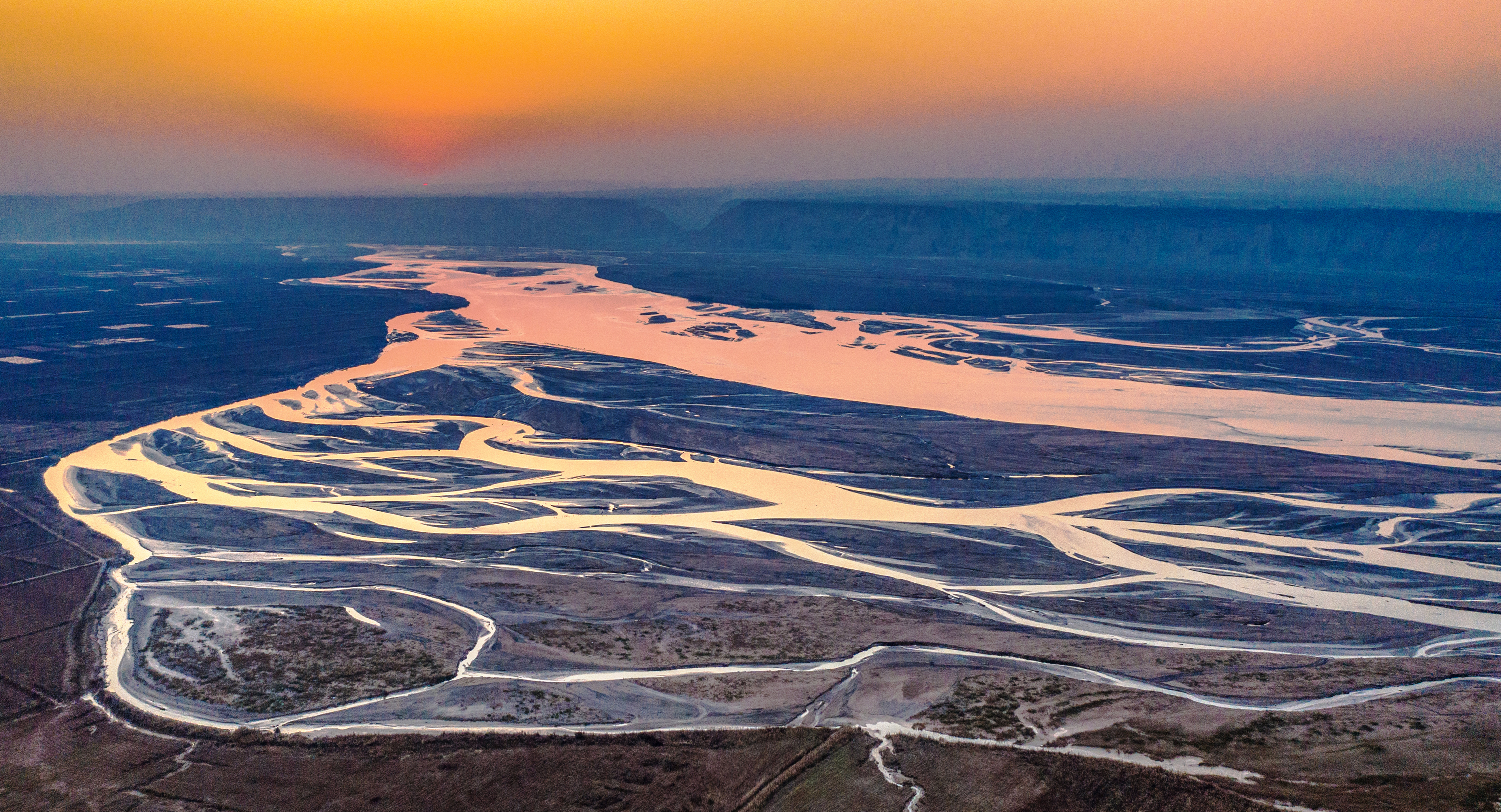 大自然的鬼斧神工黄河水位下降山西万荣黄河河床现神奇图案