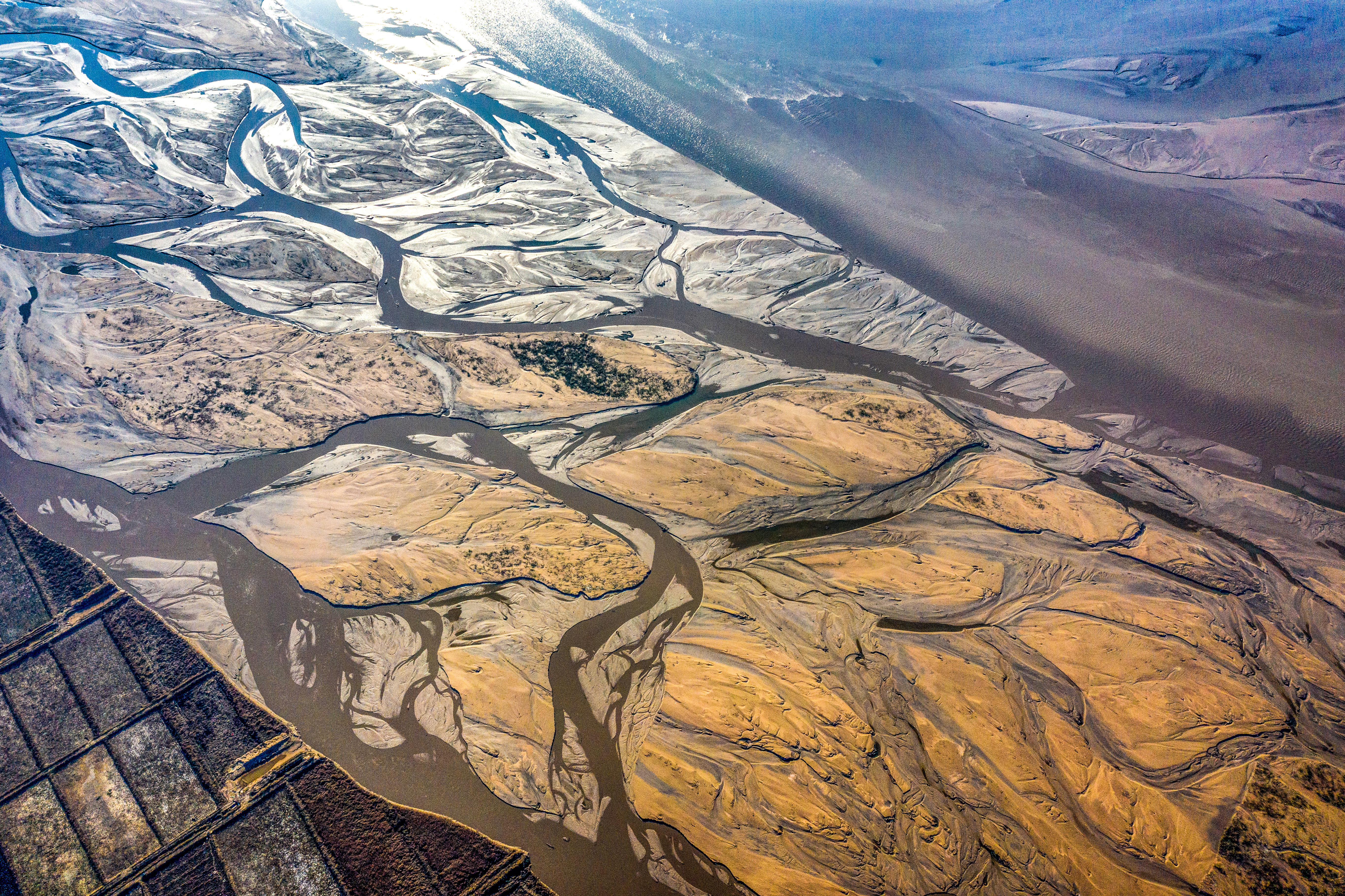 大自然的鬼斧神工黄河水位下降山西万荣黄河河床现神奇图案