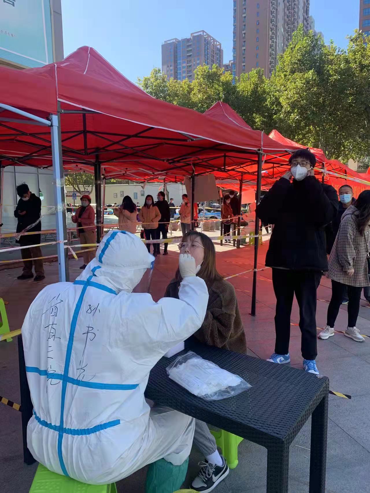 河南郑州初冬最温暖的一抹红核酸检测一线党旗飘扬