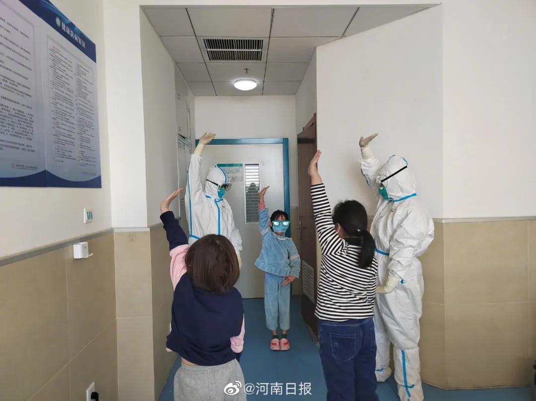 郑州本轮疫情首例治愈患者出院