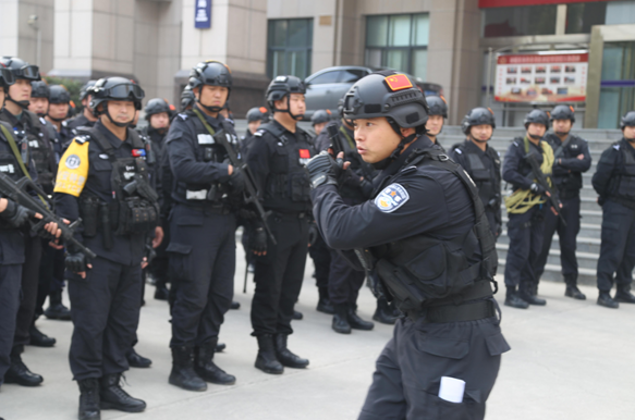 支队实战教官李基胜,王刘杰以山地搜索和抓捕的组织指挥进行讲解,重点