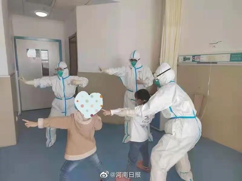 郑州本轮疫情首例治愈患者出院
