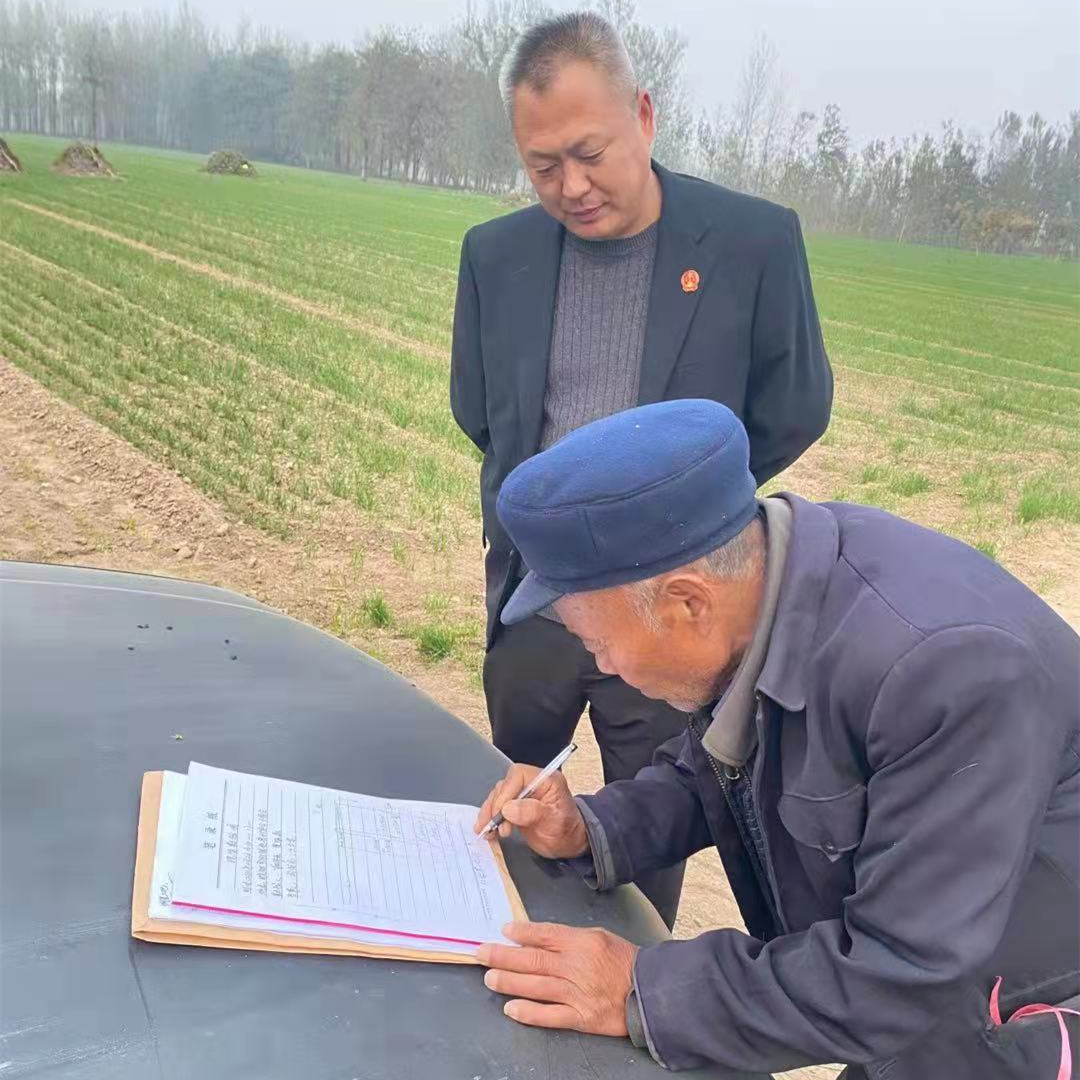 商丘：因土地纠纷两老汉闹矛盾 法官调解化解多年积怨