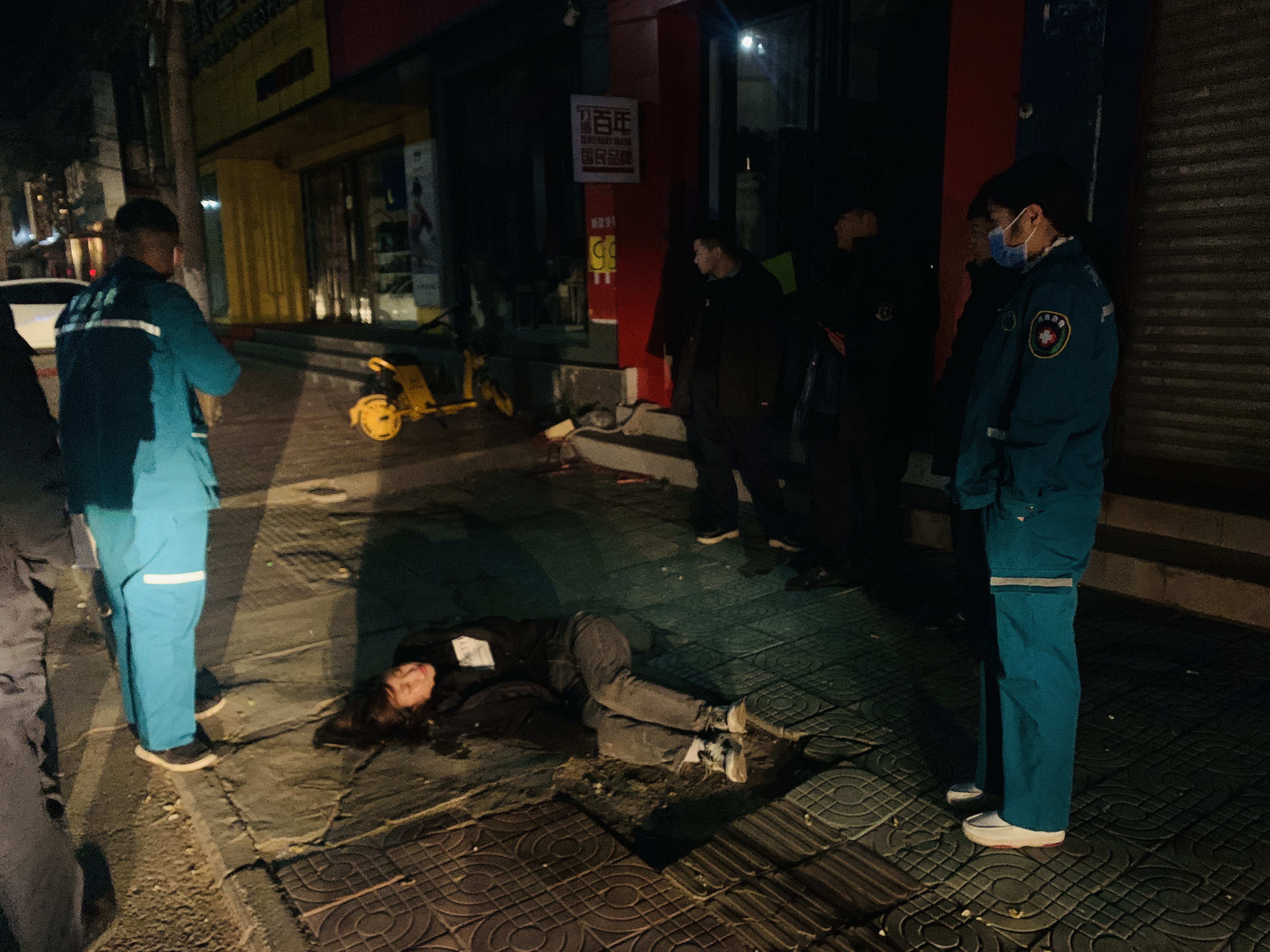 我为群众办实事醉酒女子昏睡路边民警暖心助其回家