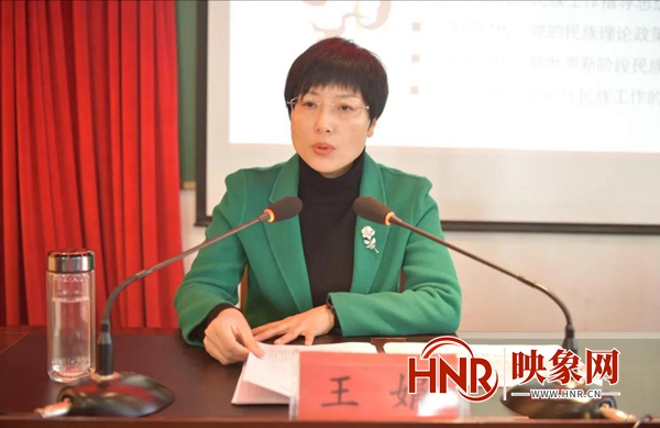 平舆县委常委统战部部长王娟为秋季科级干部进修班学员讲党课