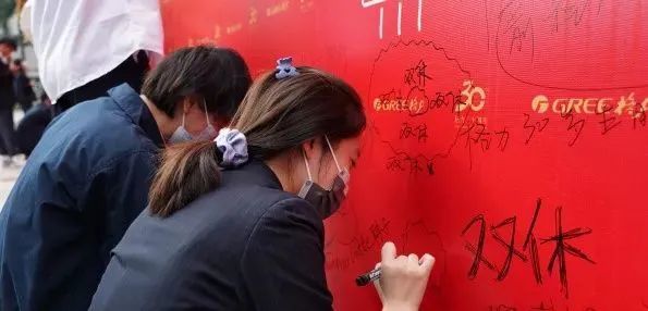 最新！格力宣布实行双休工作制 董明珠回应接班人问题