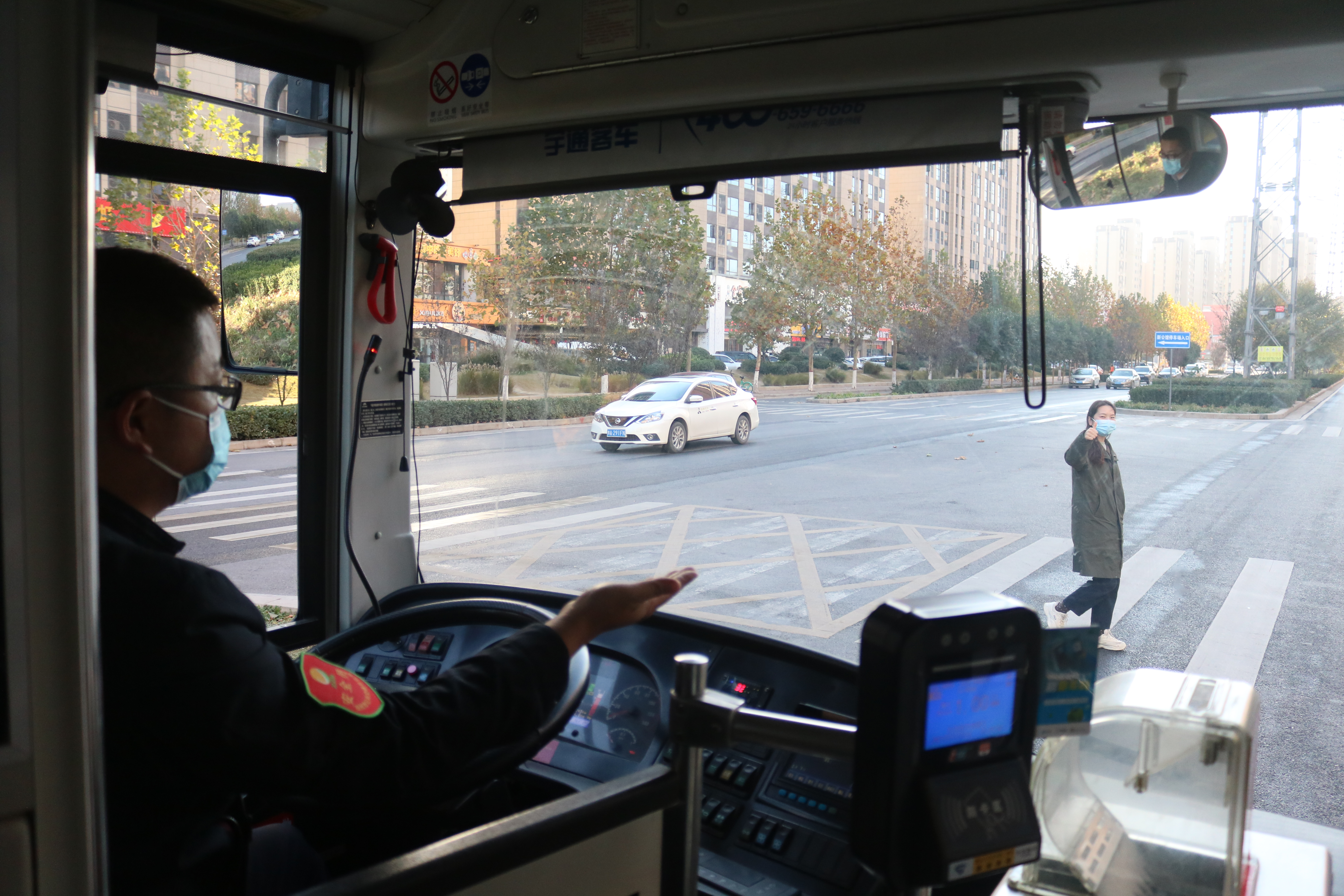 河南郑州公交小车厢彰显城市大文明