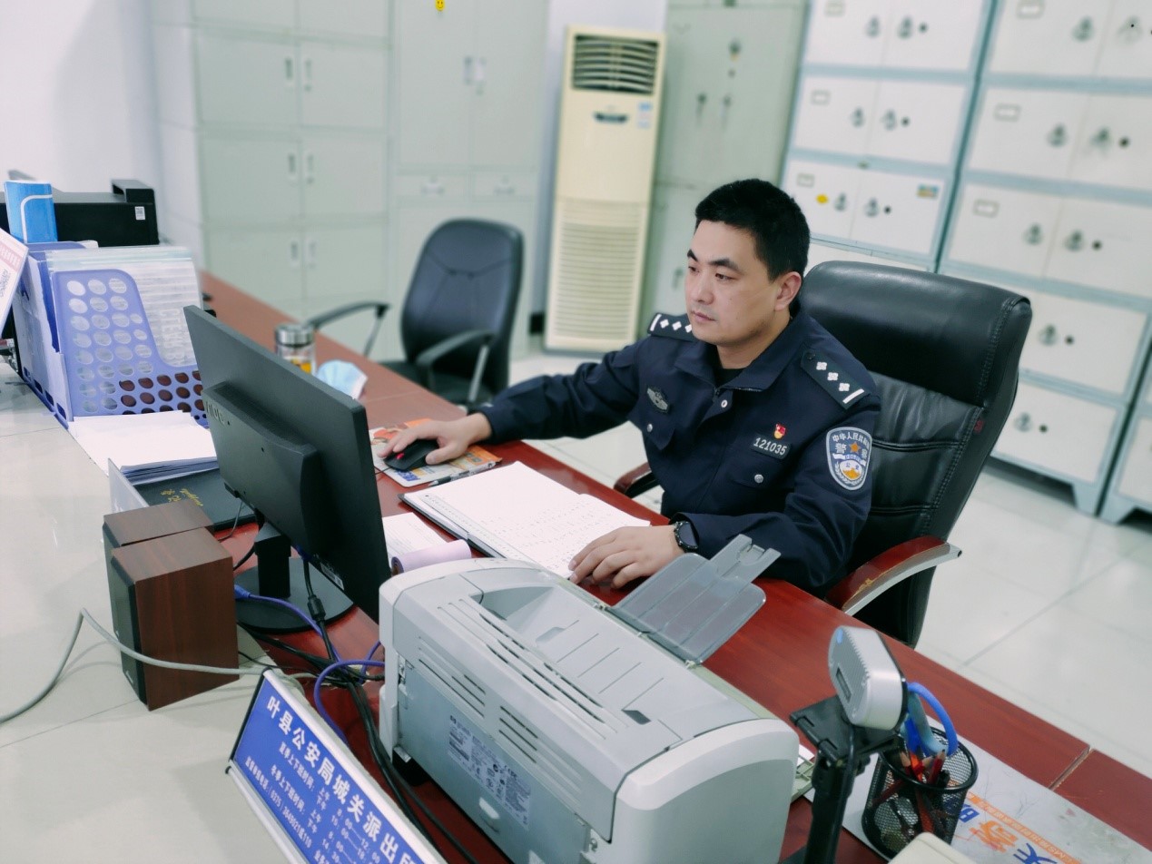 余鹏飞默默耕耘不忘为民初心