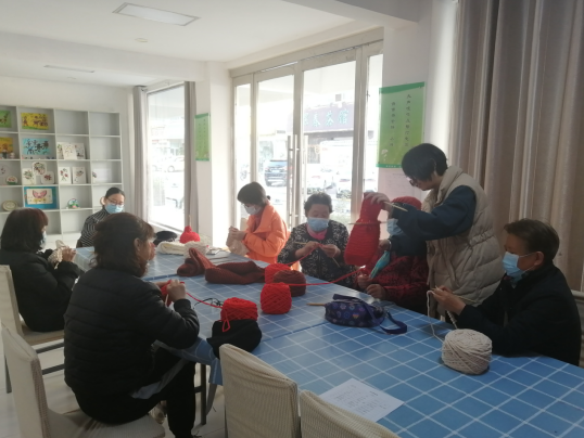 “义织围巾送温暖” 郑州社区志愿者为空巢老人送温暖