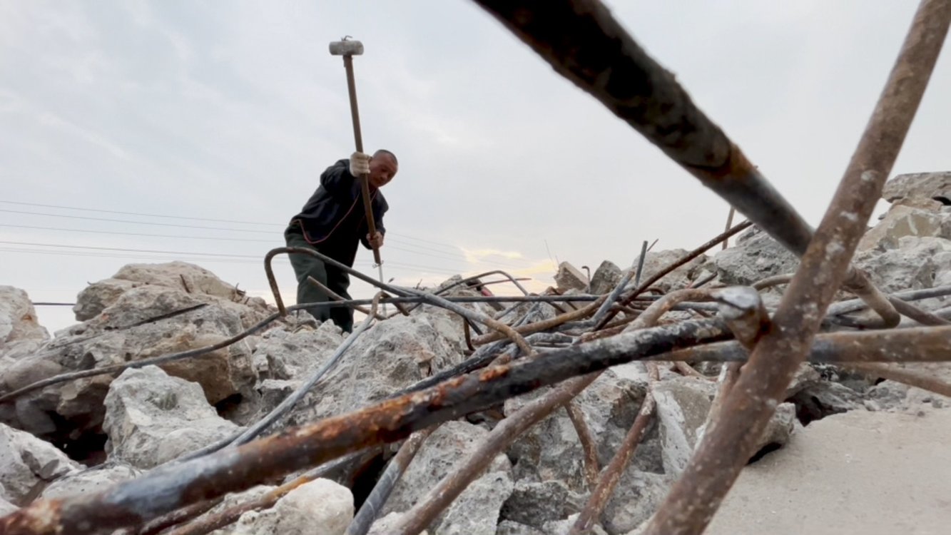 西安一六旬老汉每天抡锤砸钢筋5小时 挣三五十元-大象网